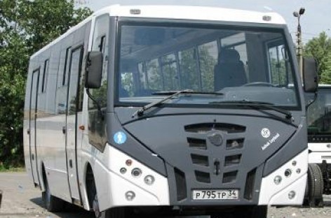 „Ashok Leyland“ ir „Volžanin“ pristatė vidutinės klasės autobusą