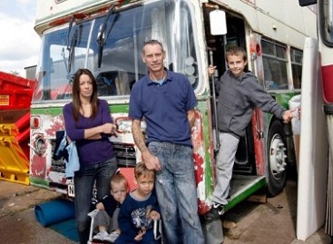 Britų šeima nusprendė apsigyventi autobuse