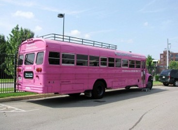 Moterims – rožiniai autobusai
