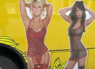 Nepadori reklama ant autobuso papiktino miestiečius