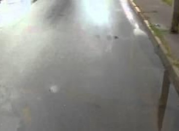 Kauno autobusuose sumontuotos vaizdo kameros užfiksavo išpuolį prieš autobusą (video)