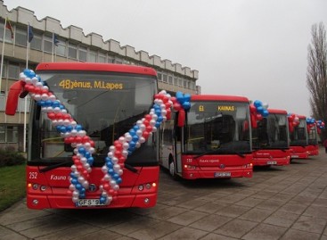Po Kauno rajono kelius pasklido baltai raudoni autobusai