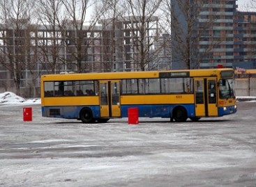 Autobusų vairuotojai varžėsi žiemos trasoje