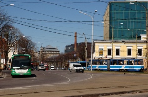Nemokamai važinėjančių viešuoju transportu Estijoje – daugiau