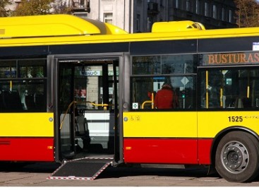 Šiauliečiai į miesto autobusus lips tik pro priekines duris