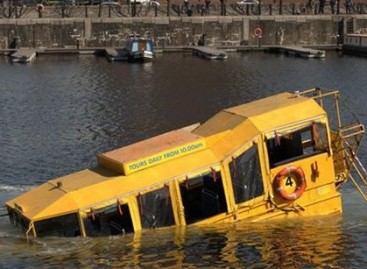 Liverpulyje nuskendo turistinis autobusas amfibija (video)