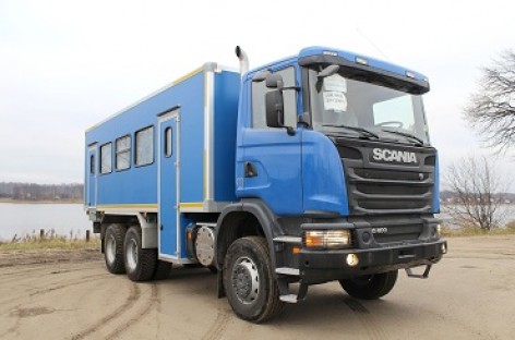 „Scania“ pristato autobusą ant vilkiko važiuoklės