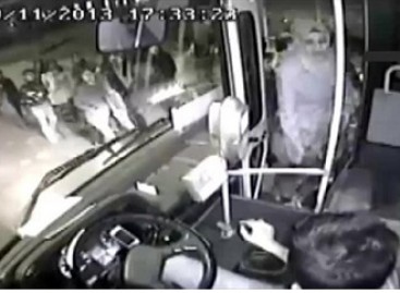 Supykęs turkas autobuso vairuotojas puolė keleivius