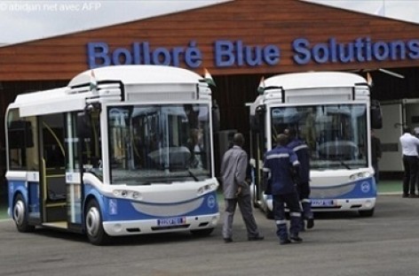 Kamerūno sostinės studentai į universitetą važinėja elektriniais autobusais