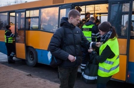 Vilniuje kontrolieriai viešojo transporto keleiviams išdalino beveik 3000 atšvaitų