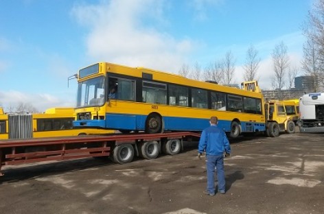 Seniausi vilniečius vežę autobusai virs metalo laužu