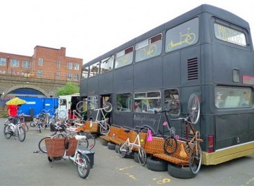Sename Londono dviaukščiame autobuse – dviračių biblioteka