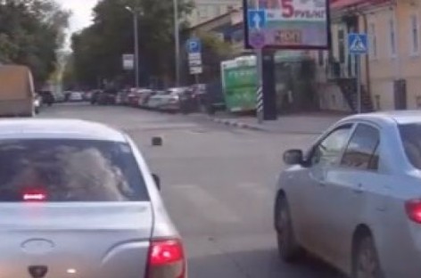 Vaizdo registratorius nufilmavo, kaip autobusas atsitrenkė į namą (video)