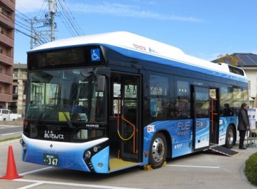 Tokijuje – vandeniliniai „Toyota FC Bus“
