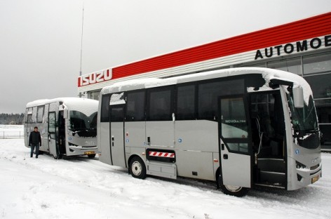 Latviai įsigijo dvylika „Isuzu” su keltuvais neįgaliesiems