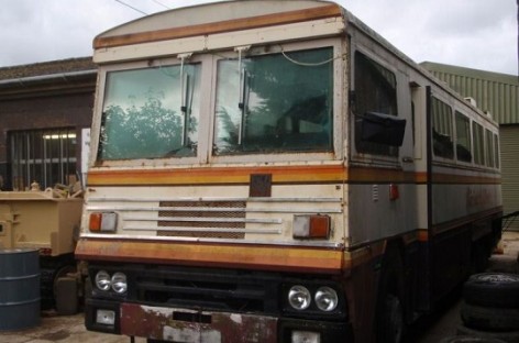 Parduodamas Margaret Tečer autobusas, galintis atlaikyti bombos sprogimą