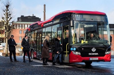 Švedijoje pasirodė hibridinis „Scania“ autobusas, įkraunamas be laidų