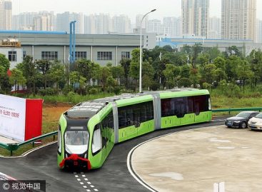 Kiniečiai pristatė autobusą, primenantį tramvajų ar traukinį