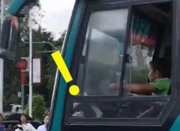 Kinijoje vaikas nuvarė autobusą ir 40 minučių važinėjosi juo po miestą (video)