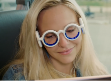 Sukurti akiniai tiems, kuriuos važiuojant autobusu pykina