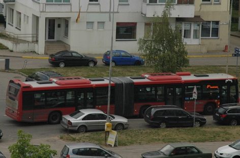 Valstybės dienos proga „Vilniaus viešasis transportas” – su vėliavėlėmis. Kaip atrodo privatininkų autobusai?..