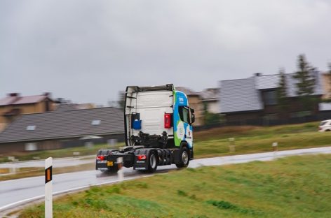 Žaliojo transporto naujovė Lietuvoje: testuojamas pirmasis suslėgtomis gamtinėmis dujomis varomas vilkikas