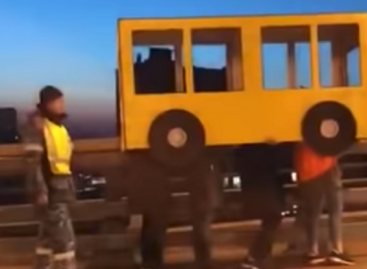 Vladivostoko gyventojai apsimetė geltonuoju autobusu, kad galėtų pereiti per tiltą