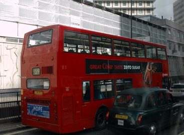 Londone dviaukštis autobusas įvažiavo į viešojo transporto stotelę