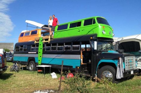 Mokyklinis autobusas – su dviem „Volkswagen“ mikroautobusais ant stogo