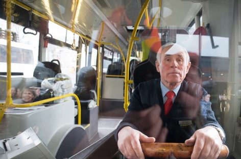 Pusę amžiaus prie autobuso vairo