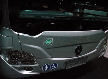 „Mercedes-Benz“ pristato elektra ir dujomis varomą hibridą