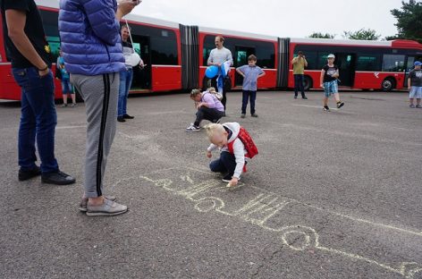 Įmonės „Kauno autobusai“ darbuotojai su vaikais kartu praleido savaitgalio popietę