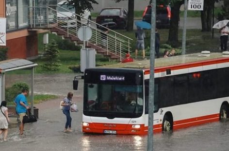 Per smarkią liūtį Mažeikių autobusai virto amfibijomis