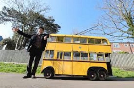 Vyras pagamino dviaukštį troleibusą elektrinių transporto priemonių eismui atminti