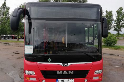 Į sostinę atvyko pailginti MAN autobusai