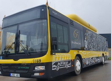 Į Šiaulių gatves išriedėjo UAB „Busturas“ 65-čio proga papuoštas autobusas