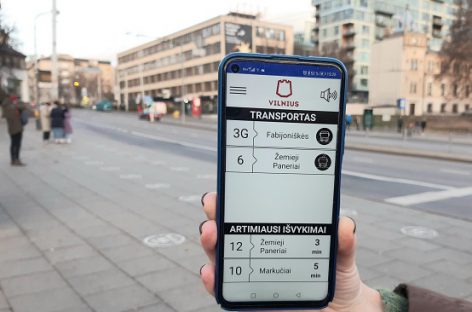 Regėjimo negalią turintiems sostinės viešojo transporto keleiviams – atnaujinta programėlė „Transporto balsas“