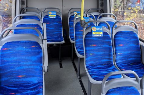 Klaipėdos autobusuose saugiai susėsti padės lipdukai