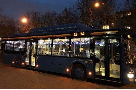 Klaipėdos miestą papuošė „Kalėdiniai autobusai“