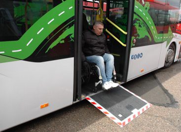 Negalią turintys žmonės džiaugiasi užsimezgusiu bendradarbiavimu su autobusų gamintojais