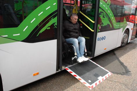 Negalią turintys žmonės džiaugiasi užsimezgusiu bendradarbiavimu su autobusų gamintojais