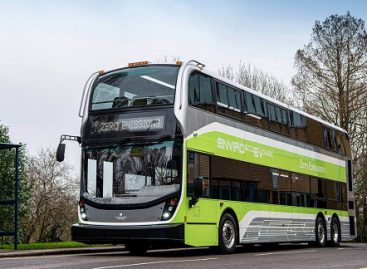 ADL pristato pirmąjį elektrinį triašį dviaukštį autobusą