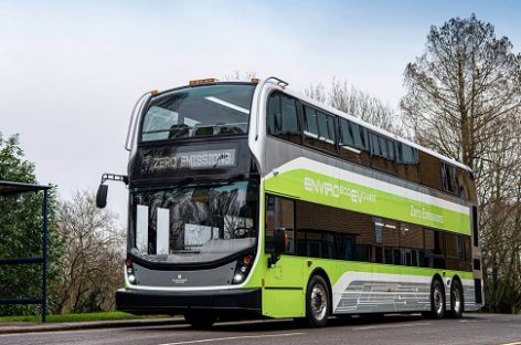 ADL pristato pirmąjį elektrinį triašį dviaukštį autobusą