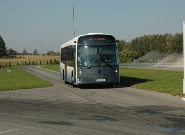 Vilniaus oro uosto keleivius veža lietuviškas elektrinis autobusas