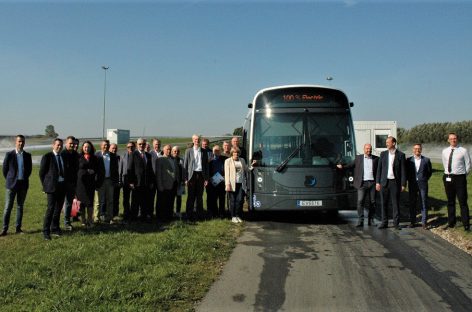 Keleivių vežėjai lankėsi „Dancer“ gamykloje, išbandė autobusą ekstremalaus vairavimo trasoje