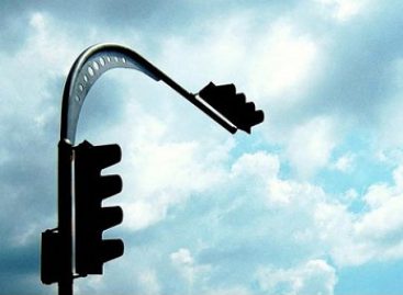 Susisiekimo ministerija: žali mirksintys šviesoforų signalai nėra naikinami, savivaldybės ir kelių savininkai patys spręs, kur juos naudoti