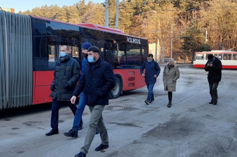 Bendrovėje „Vilniaus viešasis transportas“ kalbėta apie transporto priemonių pritaikymą individualių poreikių turintiems žmonėms