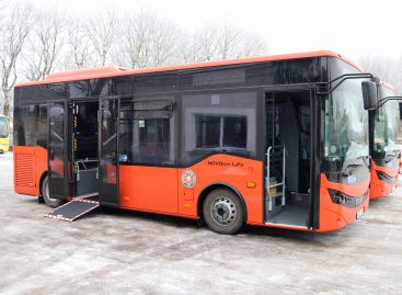 Šiaulių rajone pristatyti nauji autobusai, pasidžiaugta atnaujinta infrastruktūra ir atpigintais bilietais