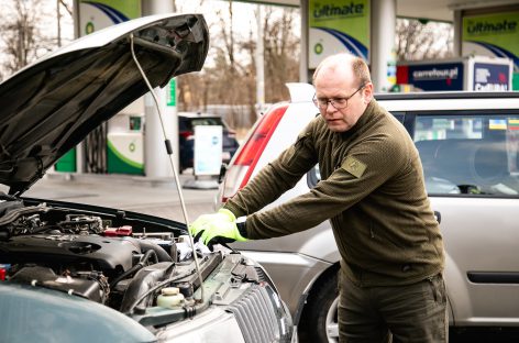 Ukrainos kariams automobilių ieškantys žurnalistai neslepia: jei nepadėsime, raketos sproginėti gali pas mus