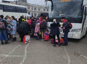 Keleivių vežėjams teko evakuoti ukrainiečius ir per Moldovą – užtruko pasienyje su Vengrija